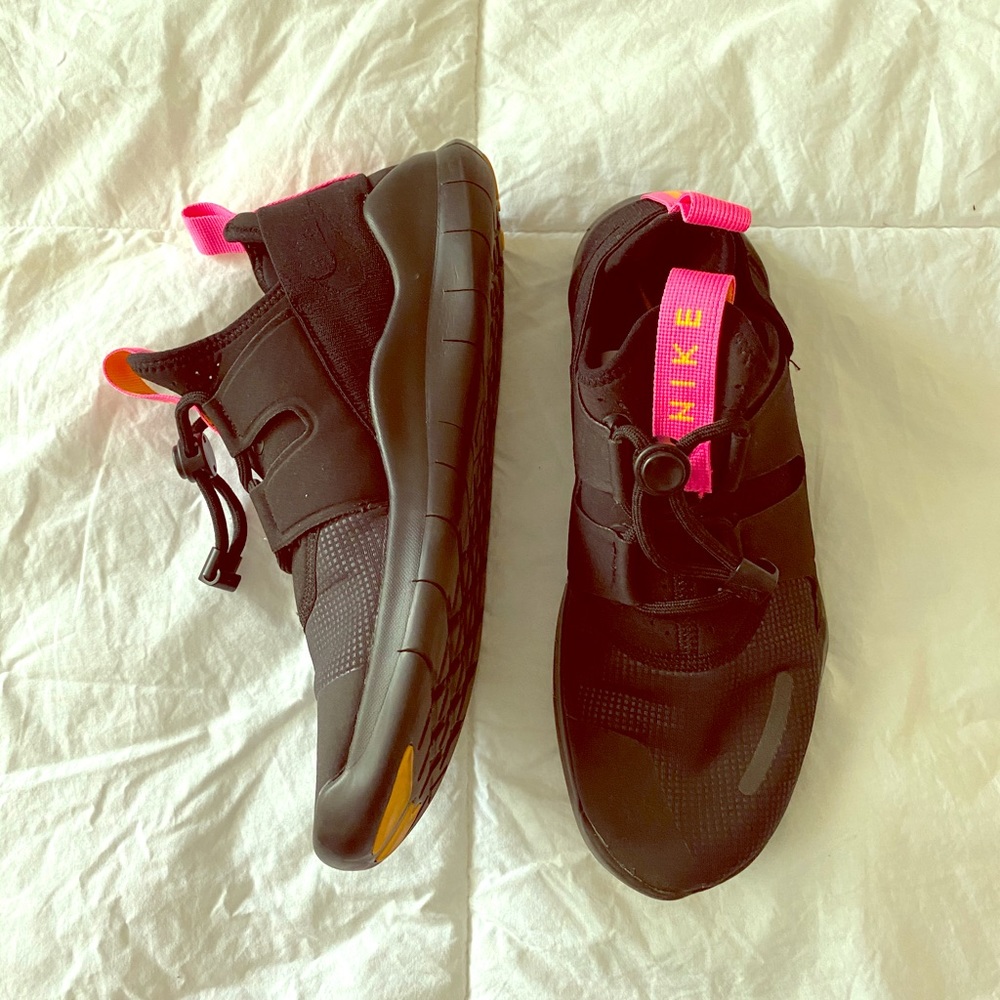 Black and Pink Nike shoes women’s sz 9
